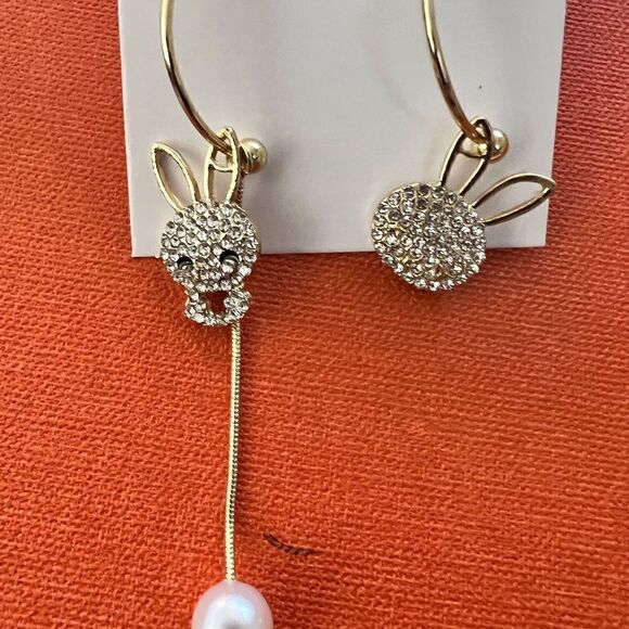 🐰 🎊🎊HP🎉🎉 Betsey Johnson mismatched dangle bunny earrings 🐰 - Picture 5 of 6